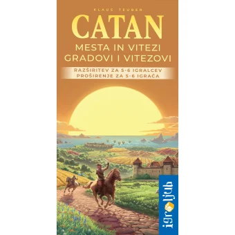 Naslovnica igre Catan: Mesta in vitezi – Razširitev za 5–6 igralcev prikazuje idilično pokrajino Catana z vitezi, mesti, trgovino in bližajočimi se ladjami barbarov, ki poudarja ključne elemente igre: obrambo, trgovanje, sodelovanje in strateško načrtovanje.