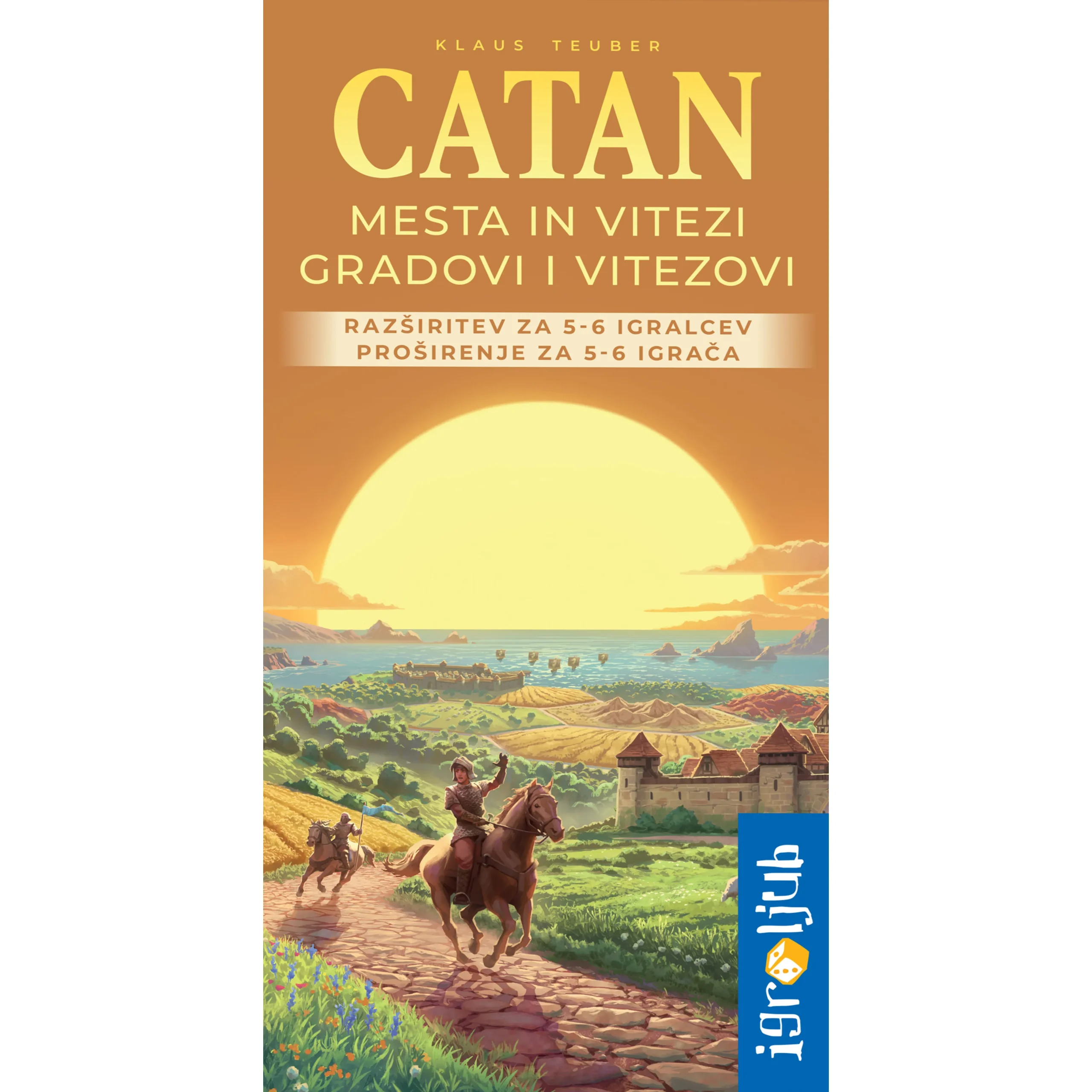 Naslovnica igre Catan: Mesta in vitezi – Razširitev za 5–6 igralcev prikazuje idilično pokrajino Catana z vitezi, mesti, trgovino in bližajočimi se ladjami barbarov, ki poudarja ključne elemente igre: obrambo, trgovanje, sodelovanje in strateško načrtovanje.