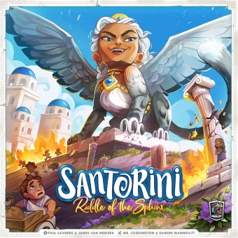 Naslovnica igre Santorini: Riddle of the Sphinx prikazuje mogočno sfingo s krili in človeško glavo, ki dominira nad otokom Santorini, obdanim z značilnimi belimi in modrimi stavbami ter presenečenimi prebivalci.